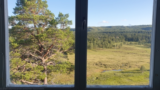 blick aus dem schlafzimmerfenster im storliens fjaellgard vandrarhem