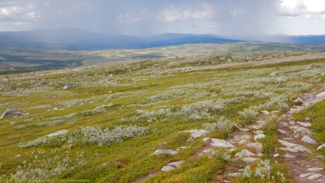 blick vom graeslidfjaellet auf die regenzellen ueber dem enan