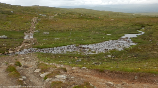 der wanderweg durchquert einen bach auf dem blahammarfjaellet