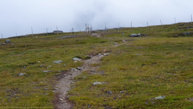 rentierzaun kreuzt wanderweg auf dem oestra helagsskaftet