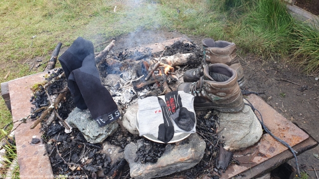 wir trocknen unsere sachen in der feuerstelle beim windschutz bei klinken