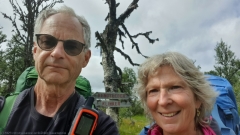 reto und susanne vor dem wegweiser bei fjaellnaes