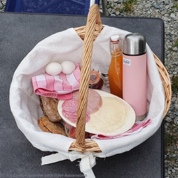 fruehstueckskorb auf dem fjaellnaes camping & lodges