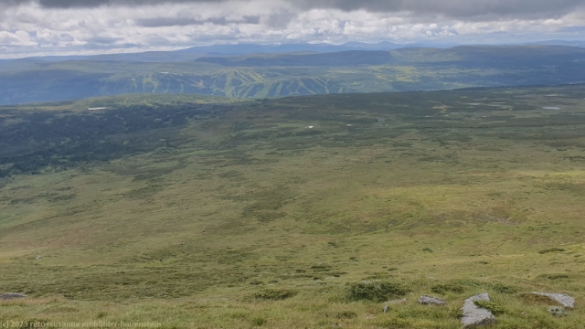blick vom mittaklaeppen auf die skipisten von ramundberget