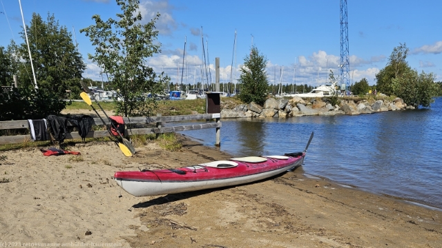 unser kajak am strand von bredviken im oesterfjaerden bei umea