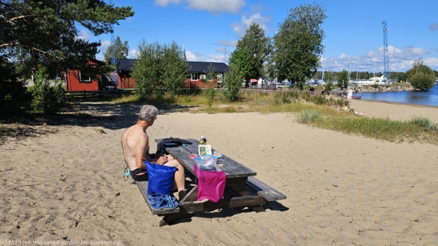 picknicken am strand von bredviken im oesterfjaerden bei umea