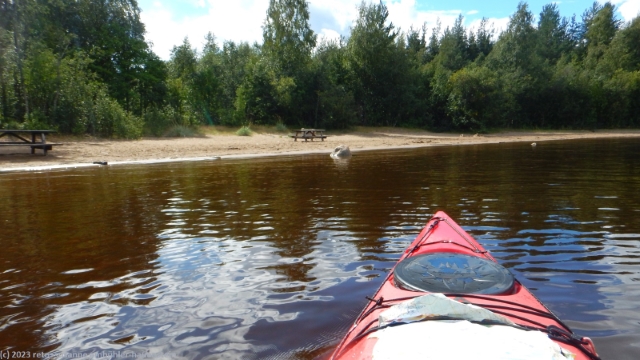 sandstrand mit picknicktischen auf fingermanholmen bei pitea
