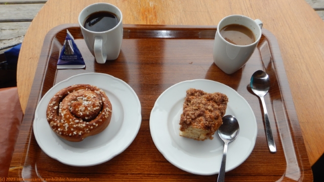 kaffee und kuchen im skeppscafe im gaesthamn bei pitea