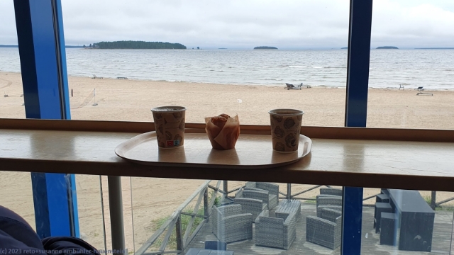 kaffee, muffin und blick aufs meer im restaurant beim pite havsbad