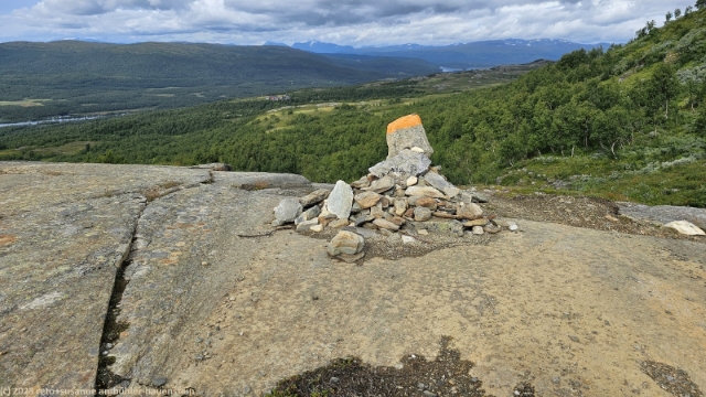 markante markierung des wanderweges auf dem vindelfjaellen