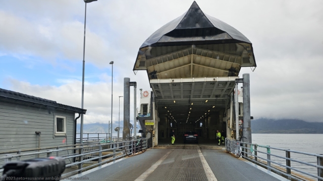 faehre im hafen von kilboghamn