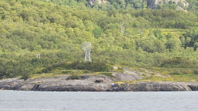 auf der ueberfahrt mit der faehre von kilboghamn nach jektvik ueberqueren wir den polarkreis