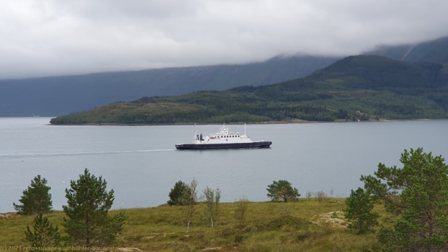 faehre auf dem arhaugfjorden bei furoy