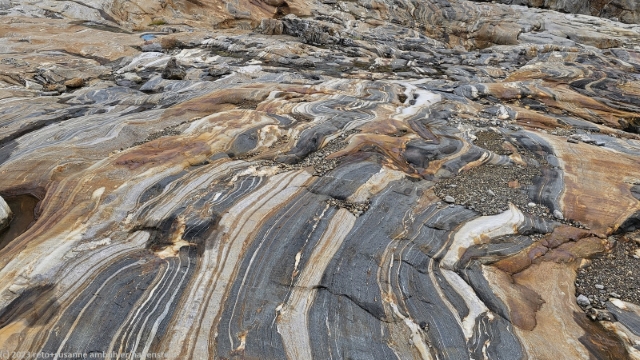 fantastische muster in den felsen bei svartis