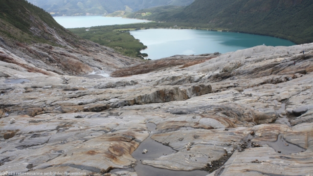 svartisvatnet (vorne) und fonnfjorden (hinten)