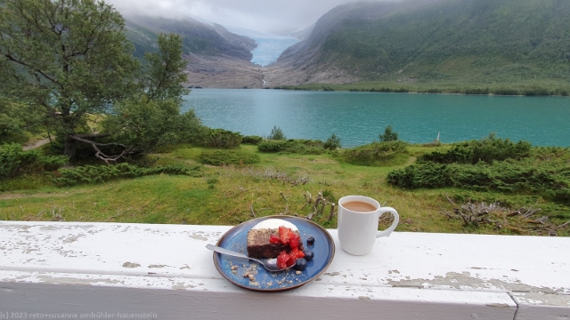 zvieri auf der terrasse des brestua mit blick ueber den svartisvatnet auf den engabreen