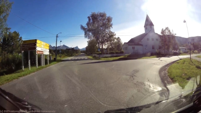 kreuzung bei der kirche in halsa im verlauf der strasse 17
