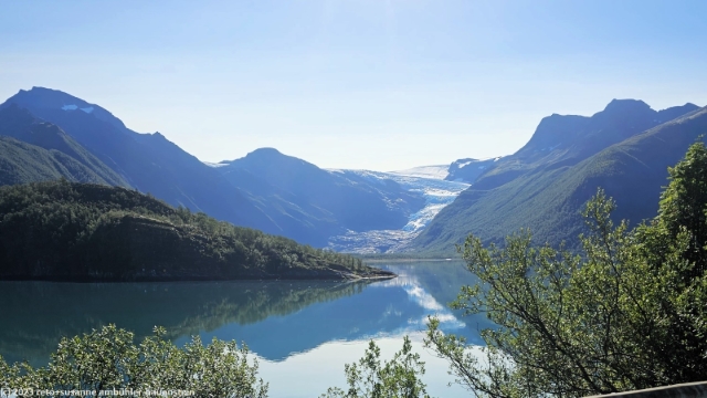 blick von der strasse 17 auf den holandsfjorden und den engabreen