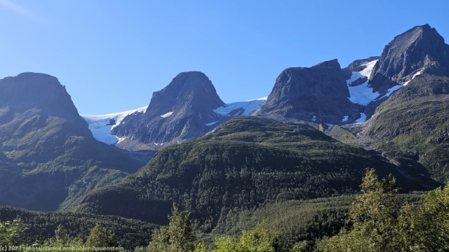 blick von der strasse 17 auf die auslaeufer des svartisen