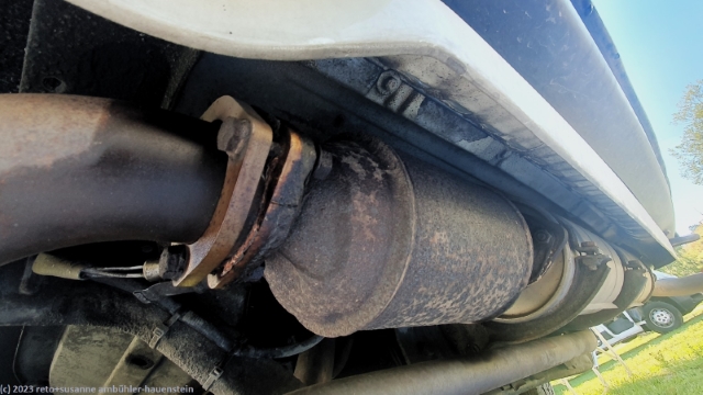 auspuff-anlage unseres VW bus T3 mit dem katalisator im vordergrund