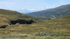 blick von der strasse 95 zurueck auf die norwegischen berge