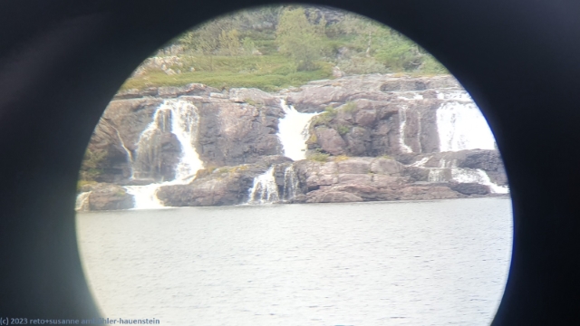 blick durch das fernrohr auf die stora sjoefaellet wasserfaelle