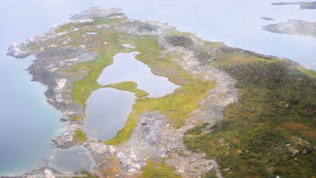 blick aus dem helikopter auf eine kleine insel im akkajaure