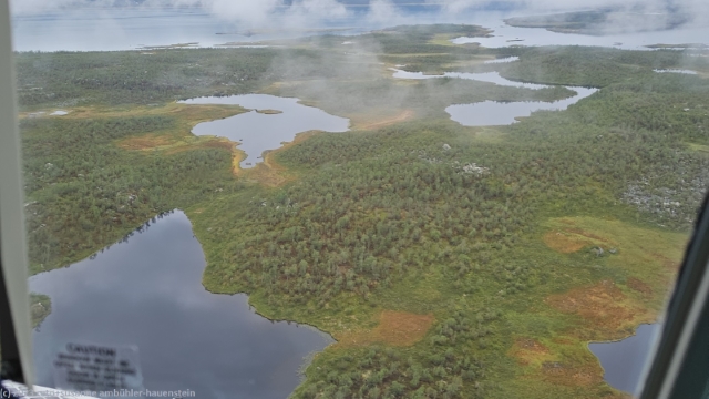 blick aus dem helikopter auf eine insel im akkajaure