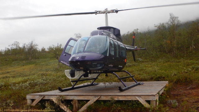 helikopter auf dem helipad bei akka