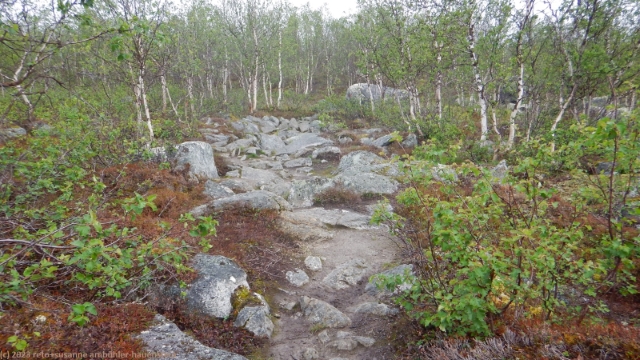 sehr steiniger wanderweg bei akka