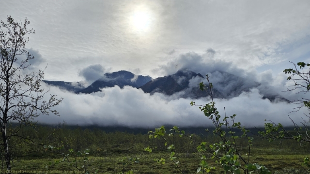 die wolken geben die bergkette mit dem ahkka teilweise frei