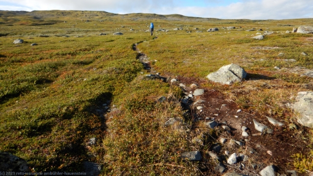 wanderweg im verlauf der alten route des padjelanta auf der flanke des spietjau