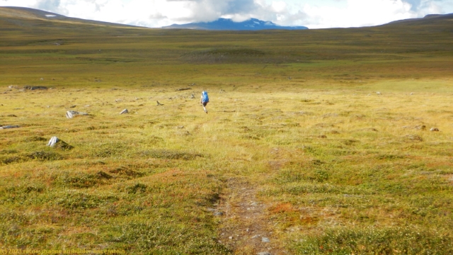 wanderweg ueber hochebene