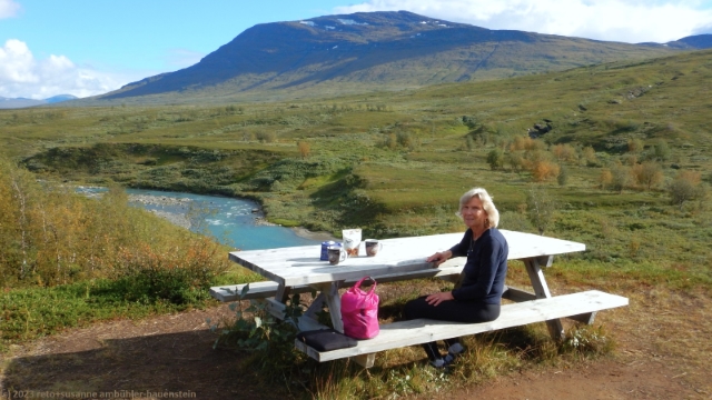 picknicktisch mit fantastischer aussicht bei der laddejakkastuga