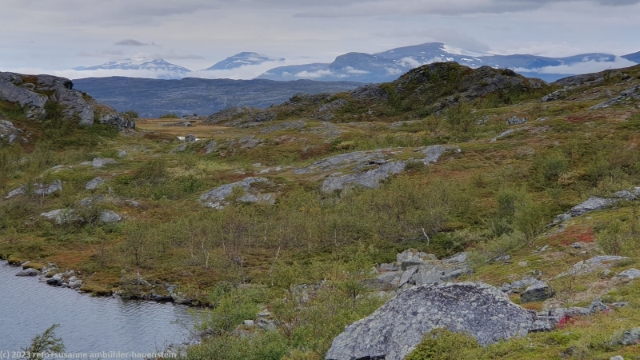 blick vom kratersjoen auf die berge im norden