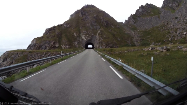 tunnel in der felskueste im verlauf der strasse 7702