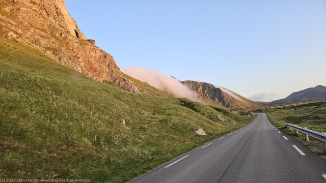 nebel fliesst vom durmalshagen an der strasse 7702