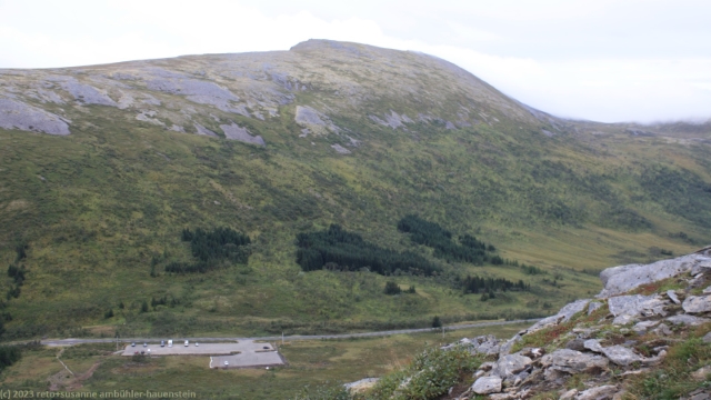 blick beim aufstieg richtung nonstinden ueber die strasse 7702 auf den breitinden