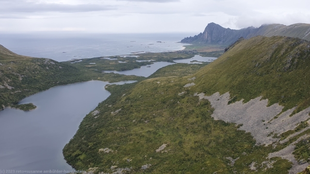 blick beim aufstieg richtung matinden auf den breidalsvatnet (vorne) und den bleiksvatnet (hinten)