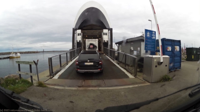 einfahrt in die faehre im hafen von andenes