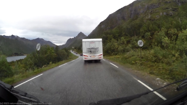 kolonne auf der strasse 86 nach dem verlassen der faehre