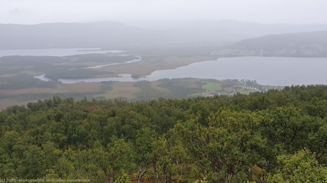 blick vom hogkampen auf den sorlivatnet (links), den lakselva (mitte) und den trollbuvatnet (rechts)