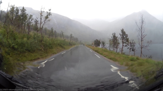 strasse 862 entlang des krokelvvatnet durch das krokelvdalen