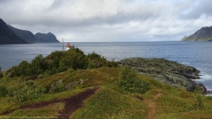leuchtturm auf husoy mit oyfjorden