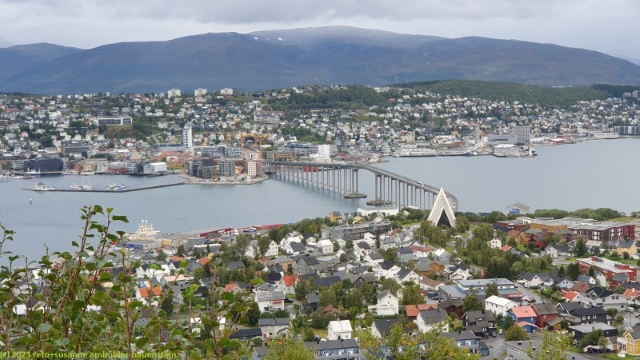 blick waehrend dem aufstieg zum storsteinen auf tromso