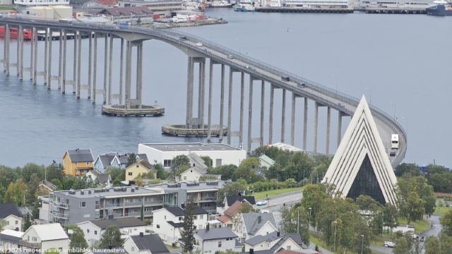 blick waehrend dem aufstieg zum storsteinen auf die tromsdalen kirke und die tromsobrua