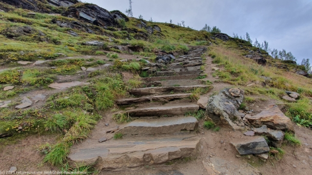 sherpatrappa auf den storsteinen oberhalb der waldgrenze