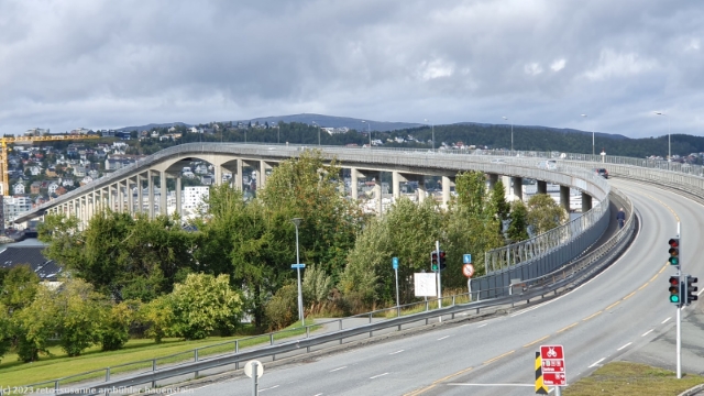 tromsobrua ueber den tromsoysundet in tromso