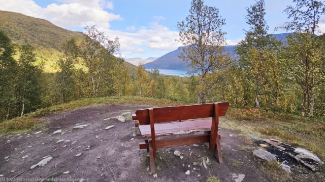sitzbank im steindalen mit blick auf den storfjorden
