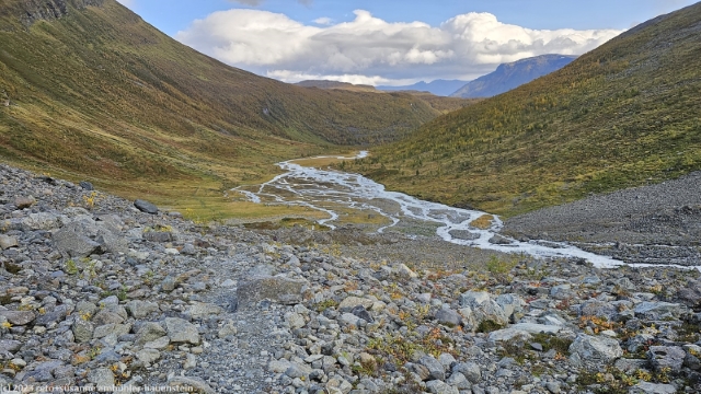 blick von der endmorne des steindalsbreen auf den geailu im steindalen